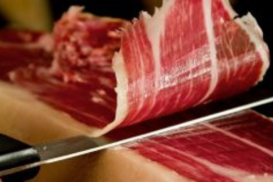 Charcuterie espagnole : les différences entre le jambon Ibérique et Serrano