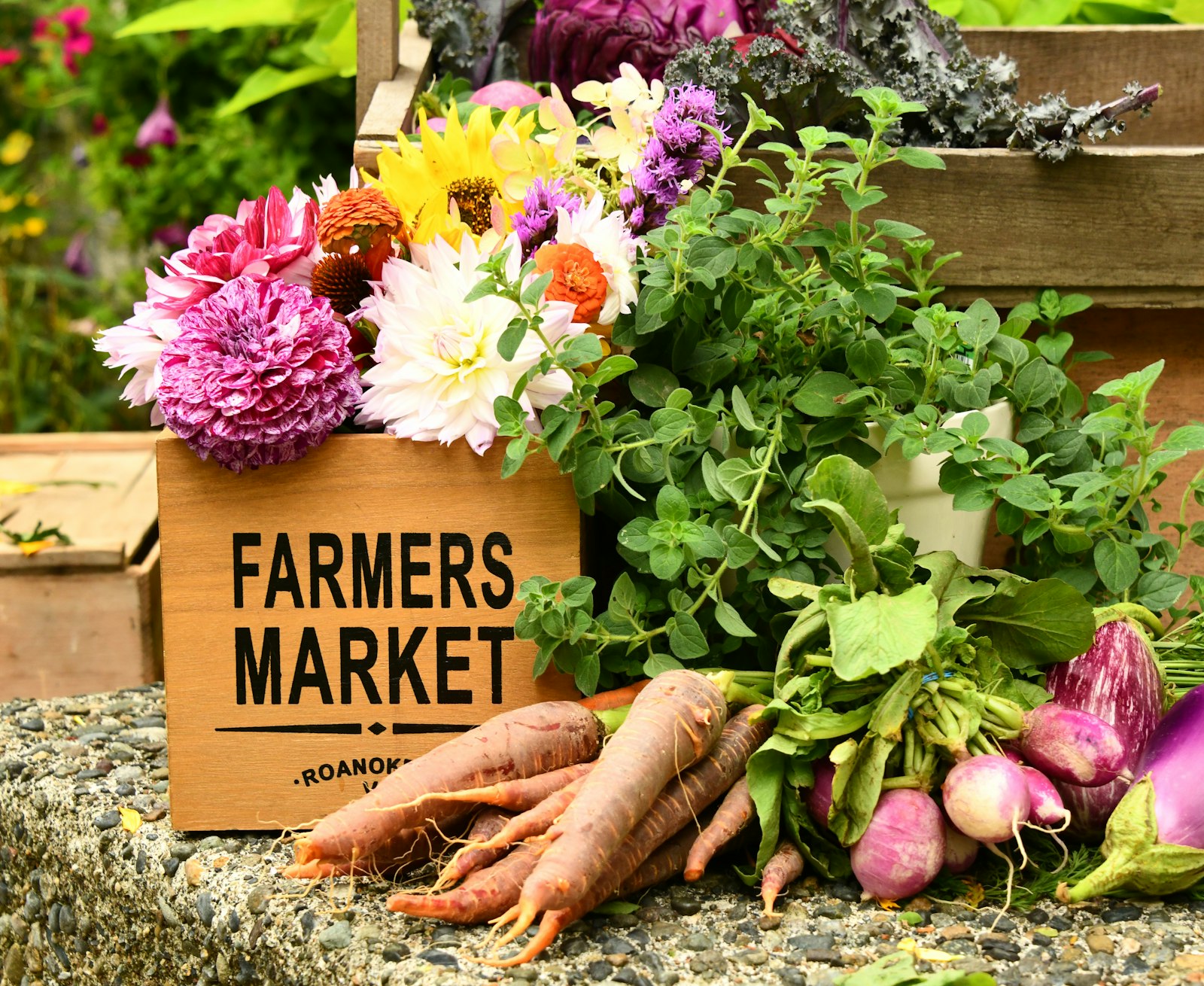 Puesto con productos de temporada del campo