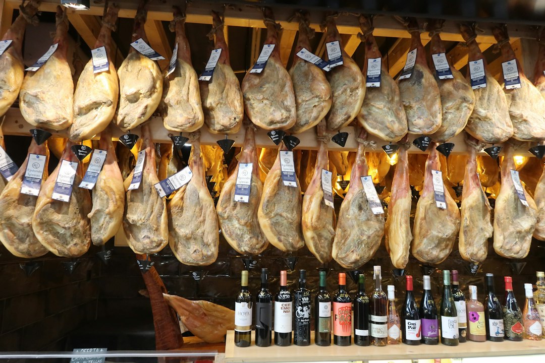 Cómo elegir jamón ibérico: precintos, etiquetas y consejos para Navidad