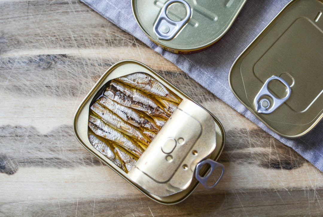 Lata de sardinas en conserva servida en la mesa
